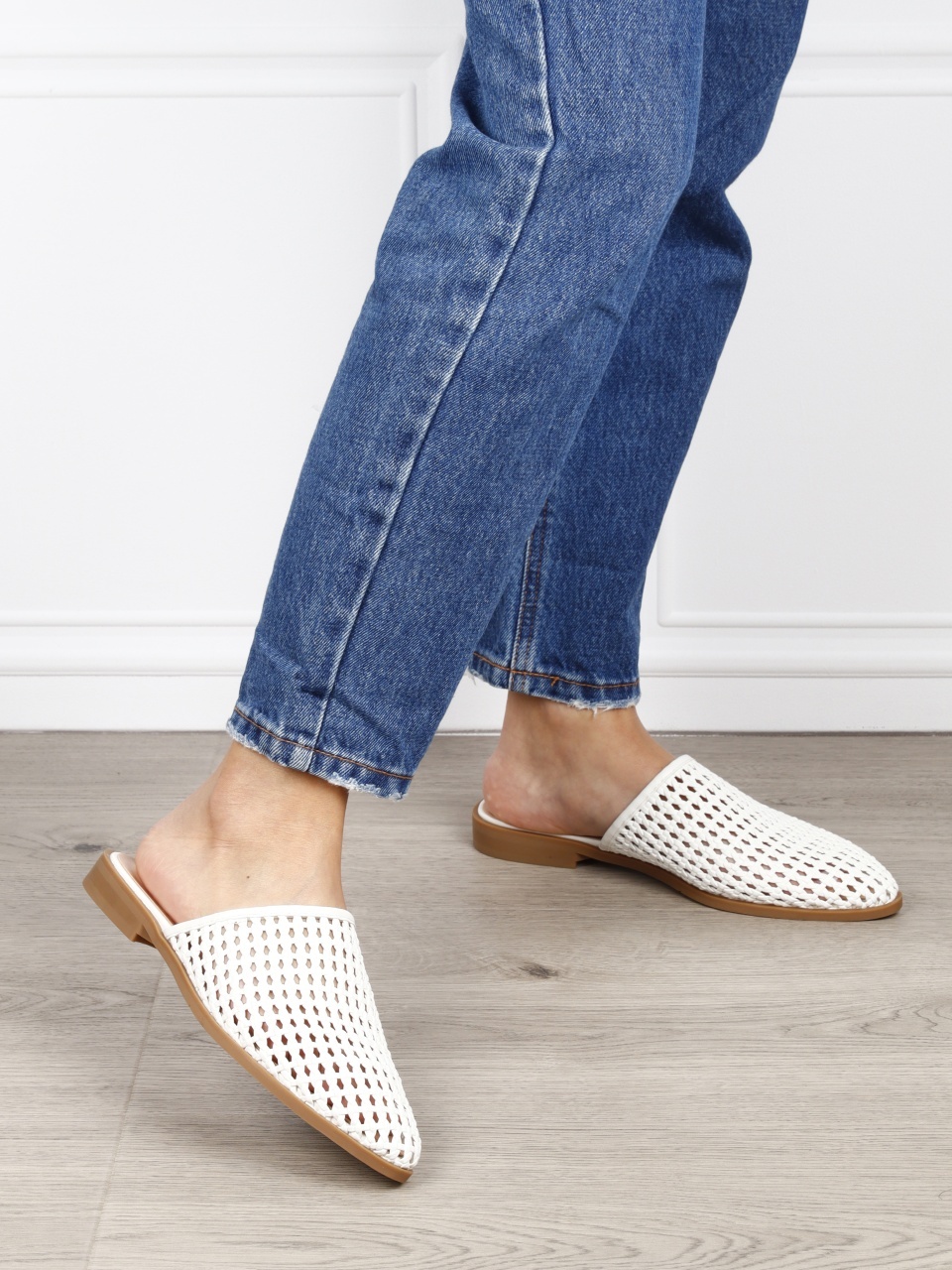 PAPUCI DAMA DIN PIELE ECOLOGICA CU DESIGN CLASIC CRL1626 ALB