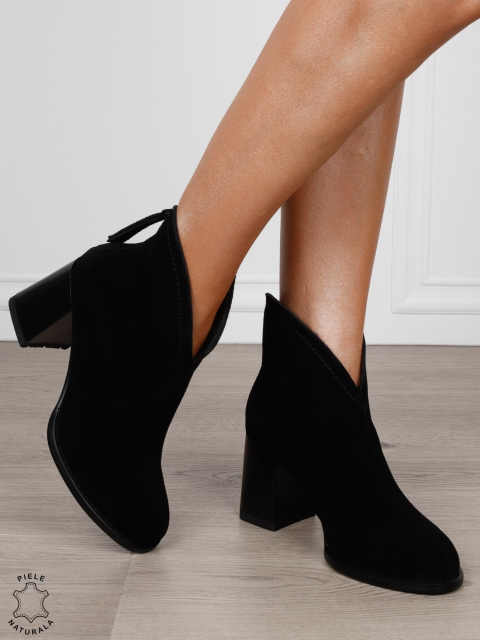 Botine damă din piele naturală întoarsă cu toc înalt și vârf rotunjit CRL1827 NEGRU