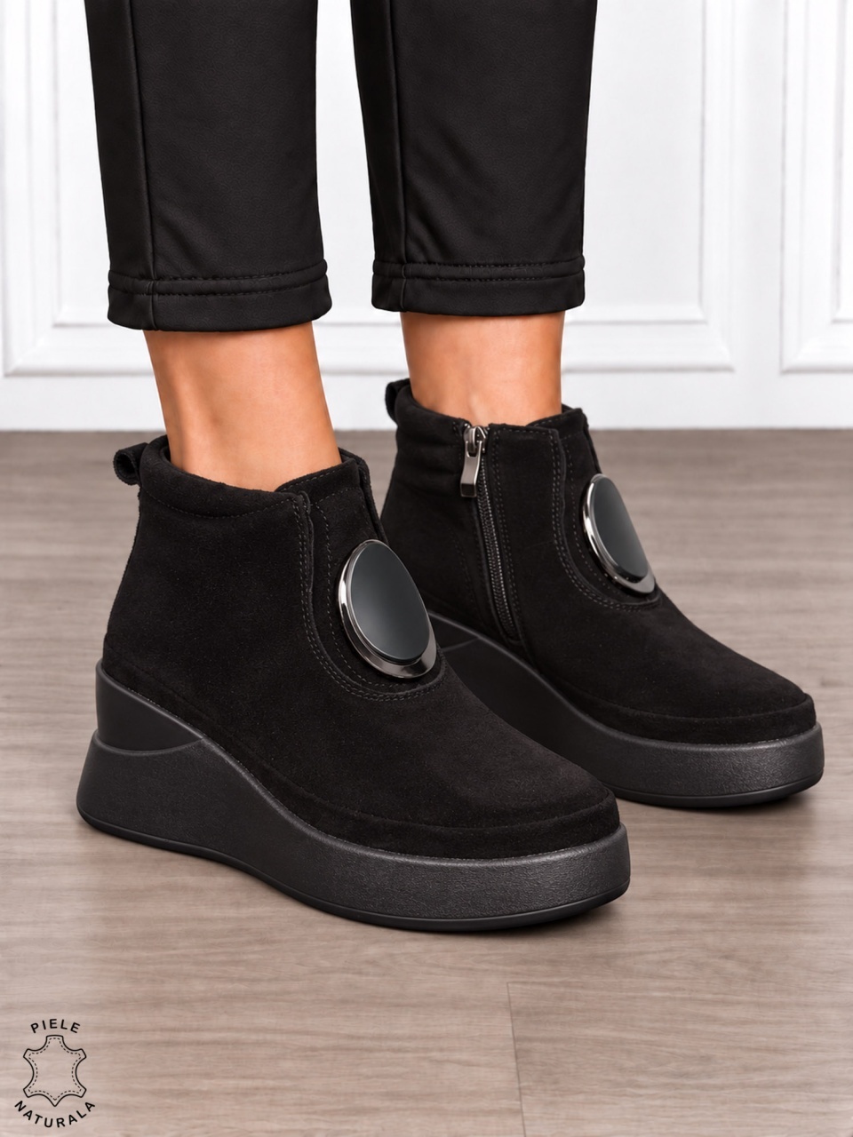 Ghete damă din piele naturală Intoarsa cu accesoriu metalic decorativ CRL1903 NEGRU