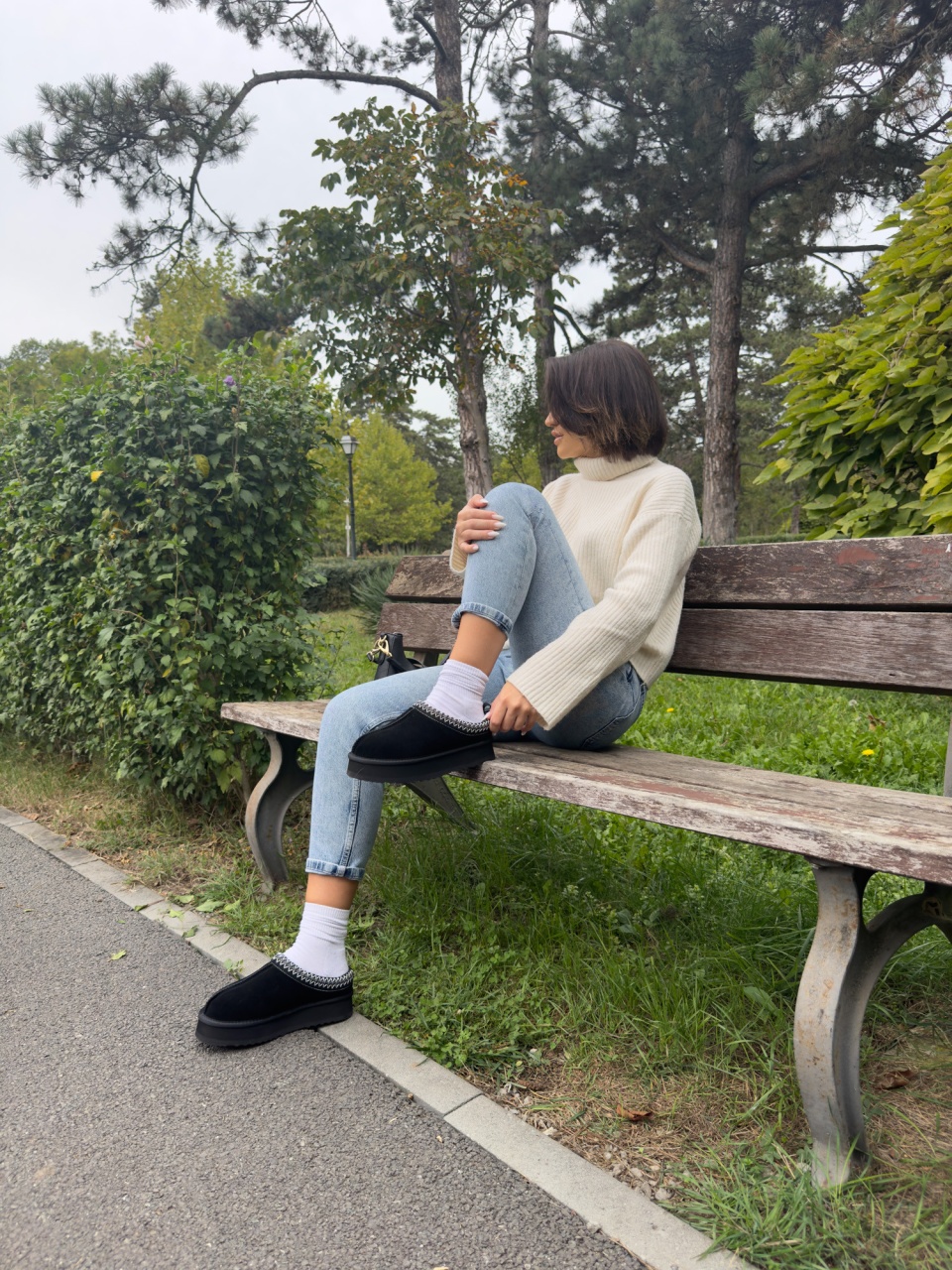 PAPUCI DAMA TIP UG din PIELE NATURALA INTOARSA CRL1268 CULOARE: NEGRU