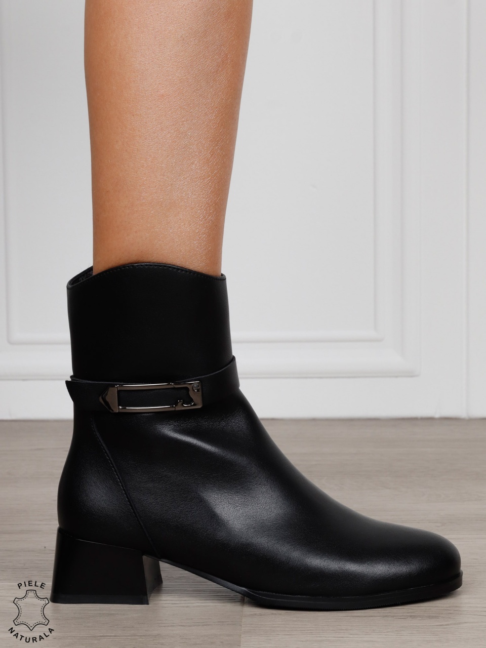 Botine damă din piele naturală cu detaliu metalic și toc CRL1828 NEGRU