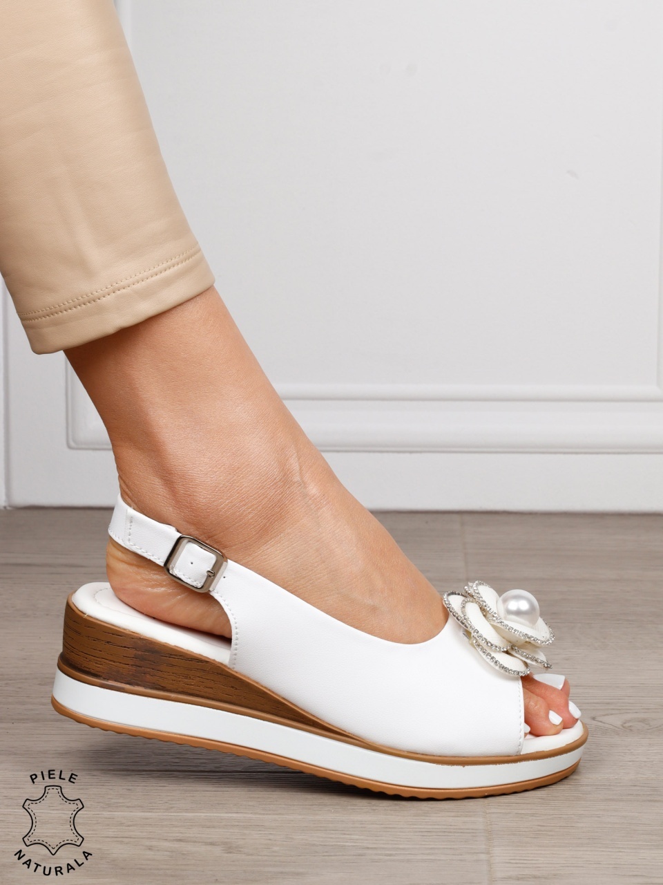 Sandale damă din piele naturală model elegant cu platformă și floare decorativă CRL1657 ALB