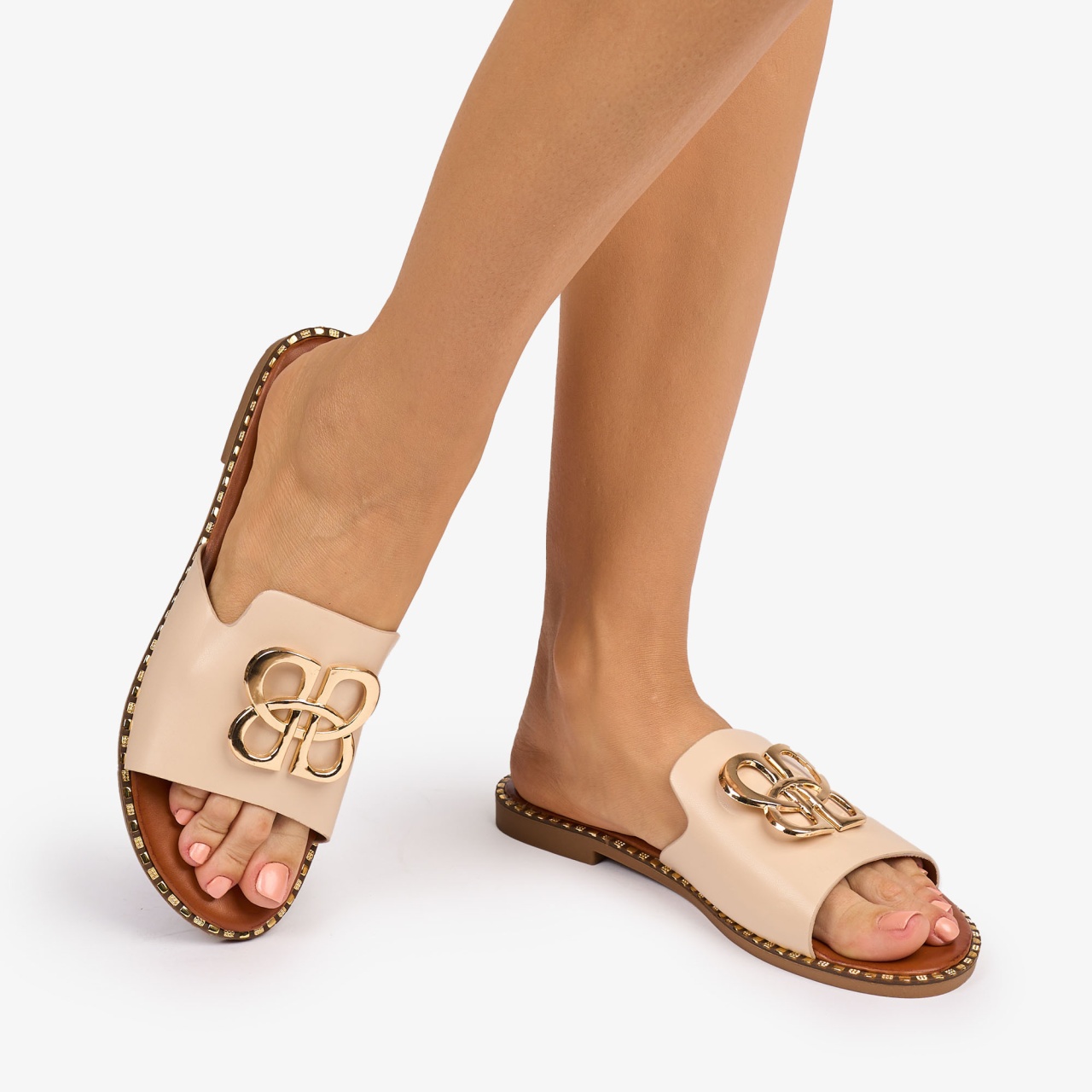 PAPUCI dama din Piele ECOLOGICA CU CATARAMA AURIE IN MIJLOC CRL1083 CULOARE: bej