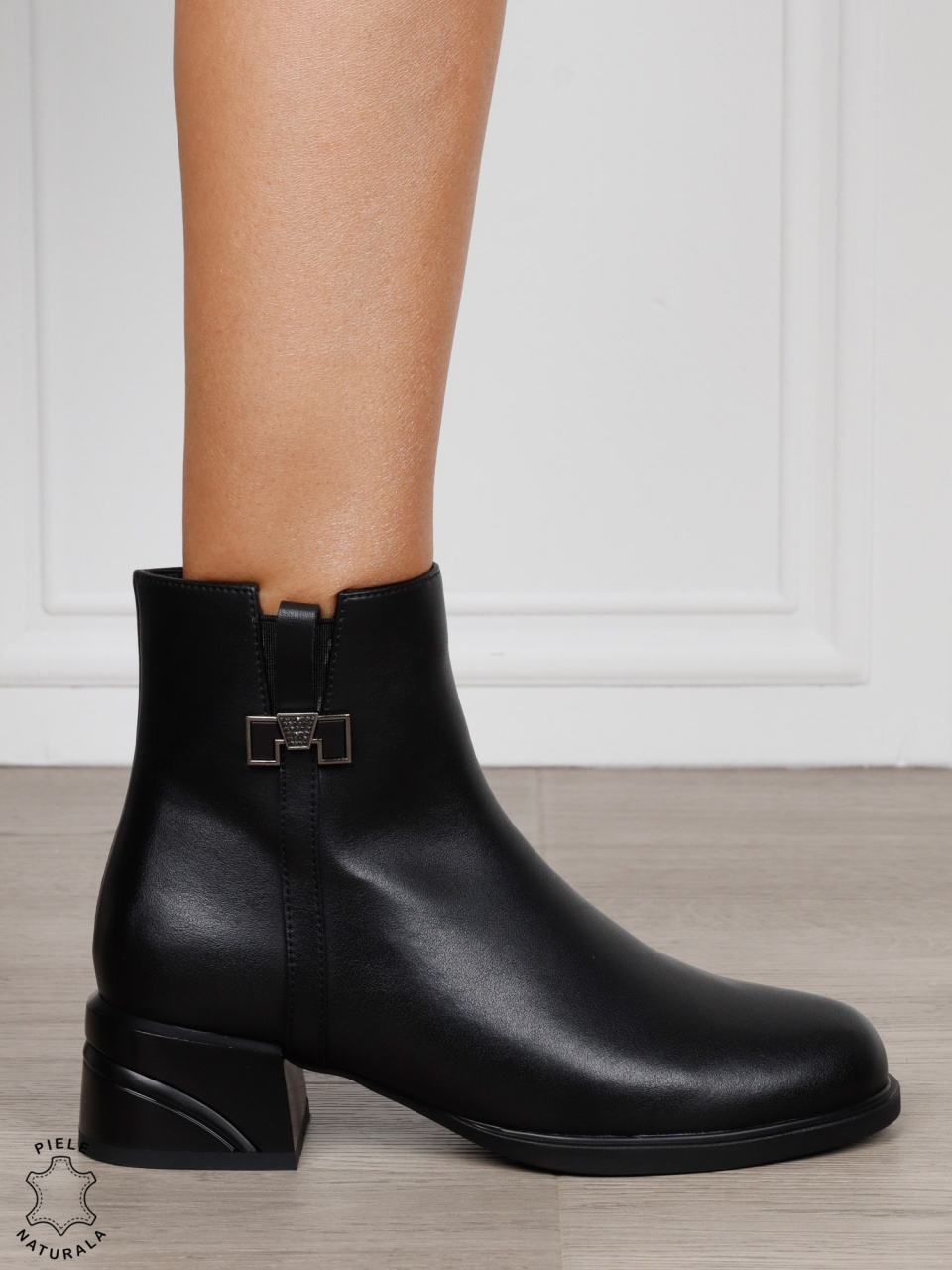 Botine damă din piele naturală cu ornament metalic CRL1837 NEGRU